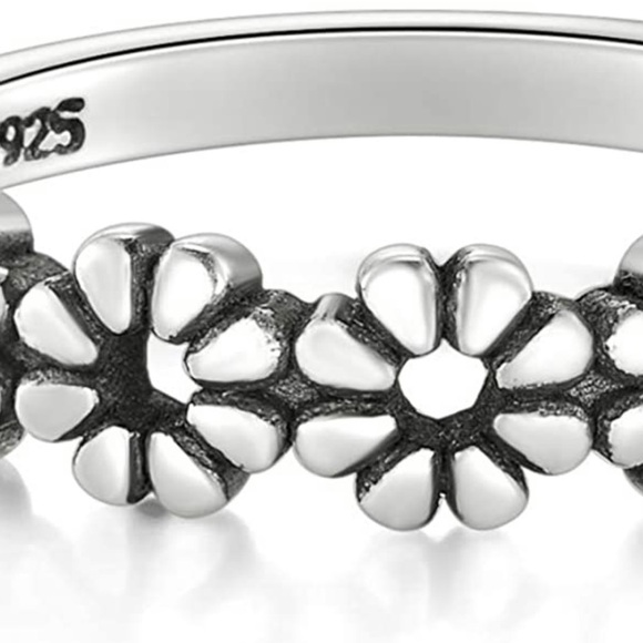925 Sterling Silver Daisy Flower Ring - Picture 2 of 8